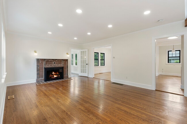 Building Photo - 727 Pelhamdale Ave