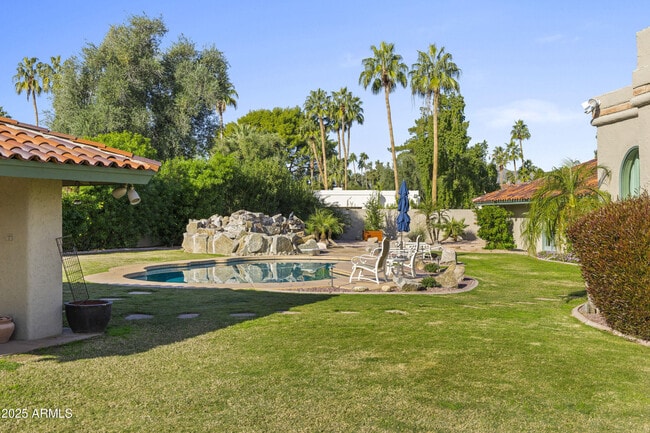 Building Photo - 6131 E Naumann Dr