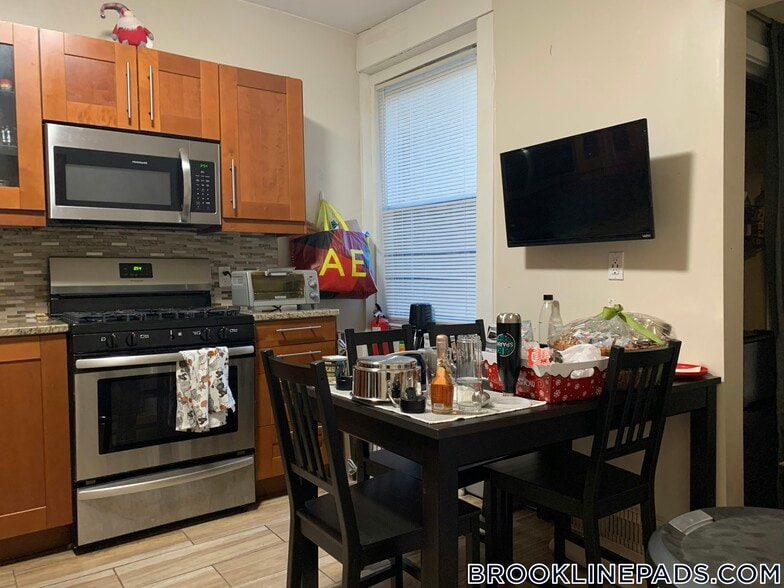 Building Photo - 170 Thorndike St