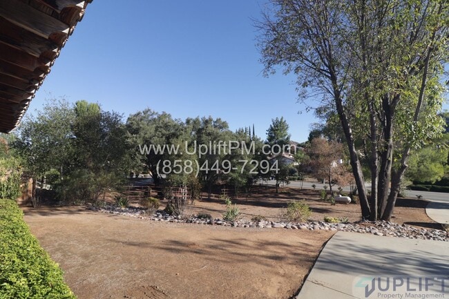 Building Photo - 4 Bedroom 2.5 Bath in San Diego Country Es...