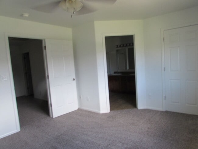 Building Photo - Bright 2 bed 2 1/4 bath Town Home