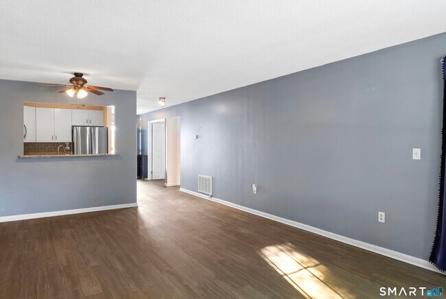 Building Photo - 107 Country Club Ct