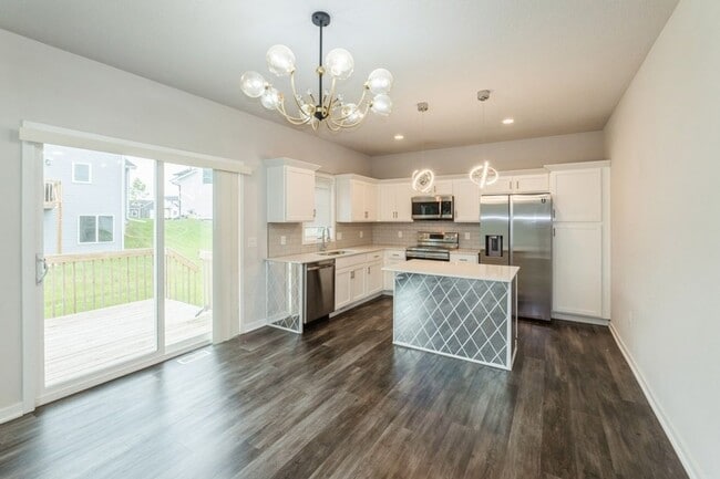 Building Photo - PERFECT LOCATION!!  3 Bedroom, 2.5 Bathroom Home in Urbandale!