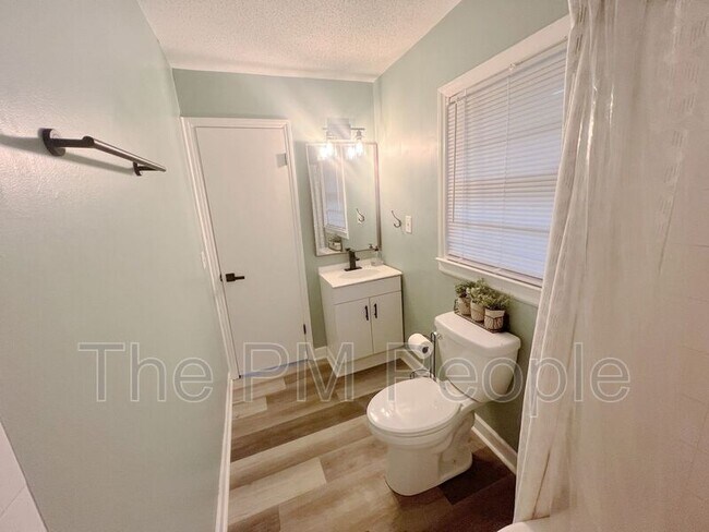 Building Photo - 34 Fleetwood Dr