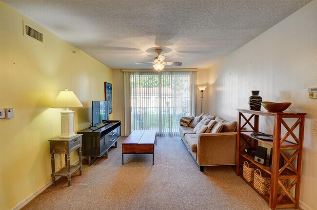 Building Photo - 703 Villa Cir