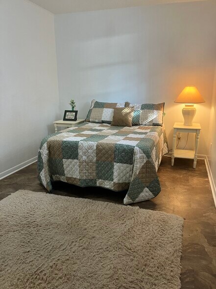 room at the end of the bed for a chest and dressers - 20681 FM306