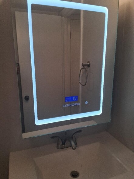 Half Bath - 1000 Saint Charles Pl