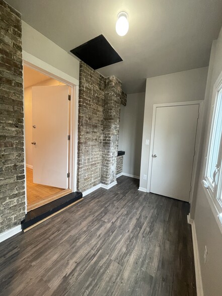 Building Photo - 3756 W Windsor Ave