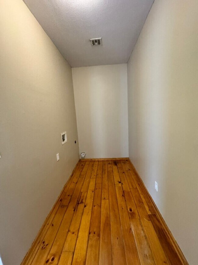 Building Photo - 3 bed 2.5 baths with new paint, carpet and appliances in Chickasha! ready for move in!