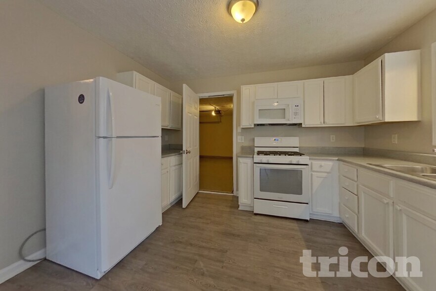 Building Photo - 936 Edgewood Ln