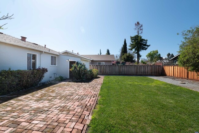 Building Photo - House in Great Sunnyvale Location w/Large Yard & Gardener