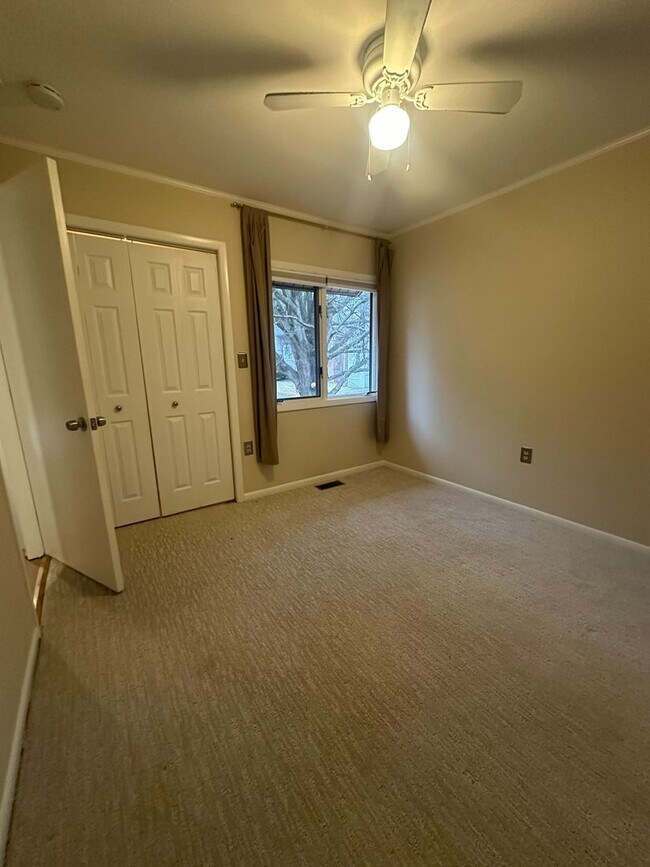 Building Photo - Comfortable Townhouse Near Virginia Tech