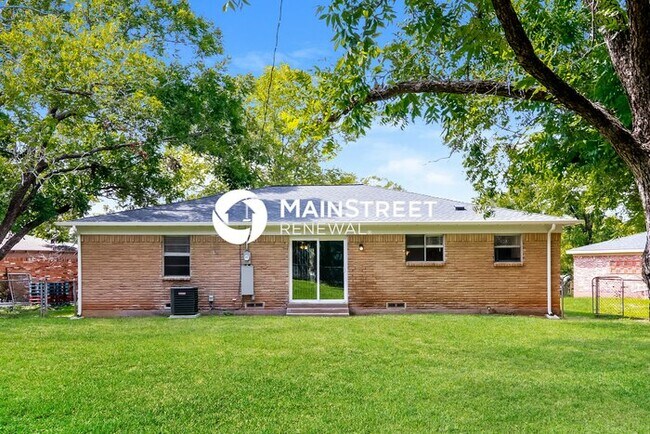 Building Photo - 3 Bedroom Pet-Friendly Home in DALLAS, TX with Main Street Renewal