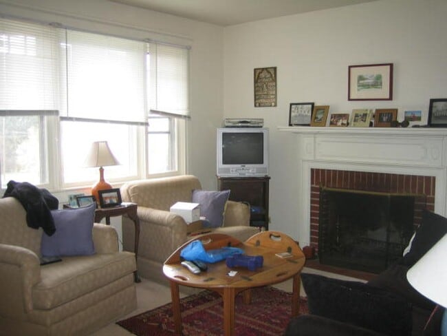 Building Photo - Charming 2 Bedroom House Downtown