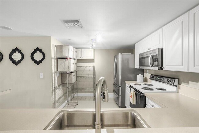 Building Photo - 520 SE 5 Ave