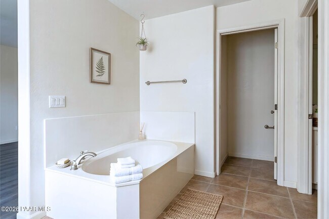 Building Photo - 988 Louie St