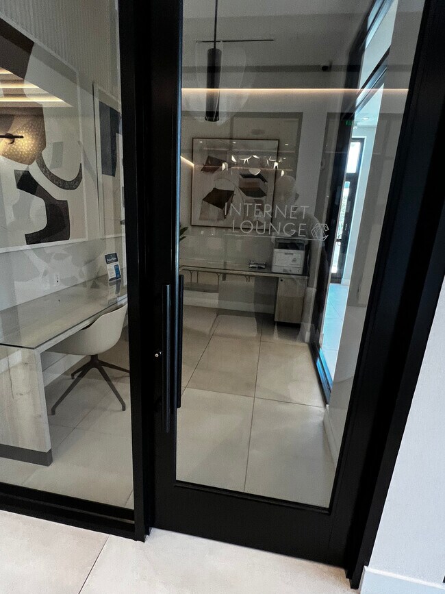 Building Photo - 572 S Biscayne River Dr