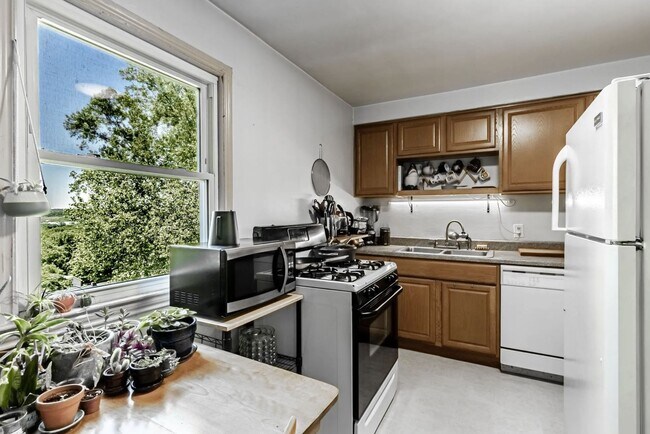 Kitchen - 740 Southern Ave