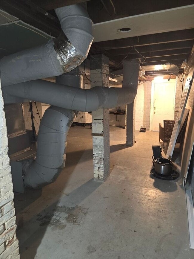 Building Photo - 5BR/1.5BA Row Home with Backyard and Laundry Hookups