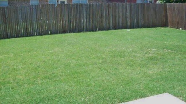 Building Photo - Great Location!