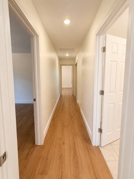 Building Photo - 991 Glen Oaks Dr