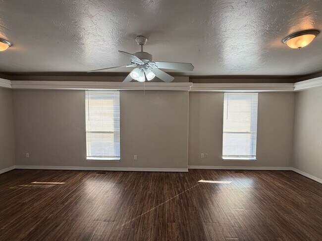 Building Photo - 3 bedroom 1.5 bath townhome - Bethany Schools