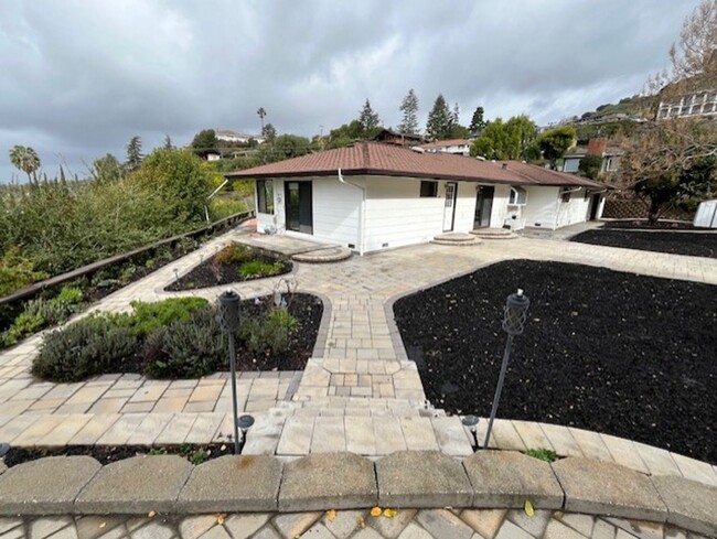 Building Photo - 3 bedroom, 3 bath hilltop oasis overlookin...