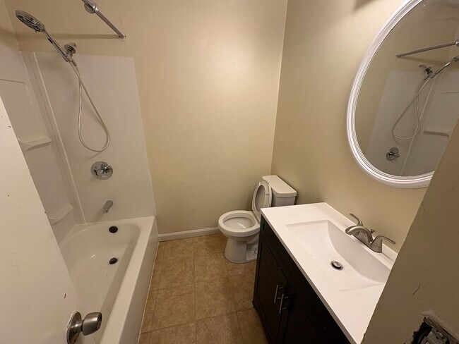 Building Photo - 939 S Waverly St