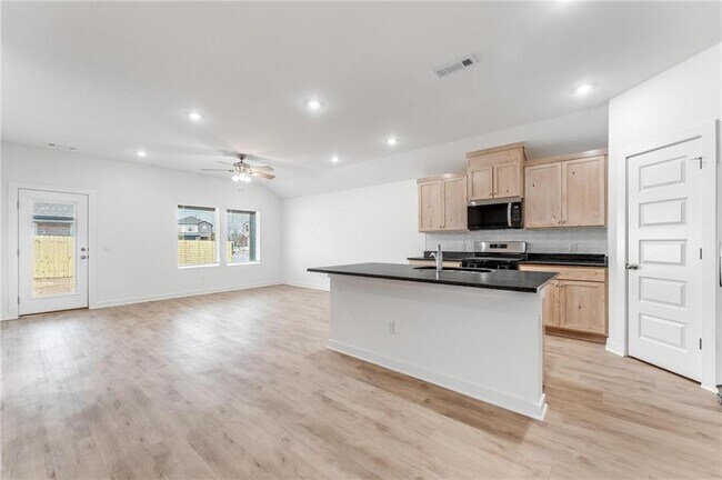 Building Photo - 114 S Maroon Ave