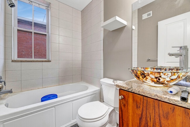 Building Photo - 1346 Kenyon St NW