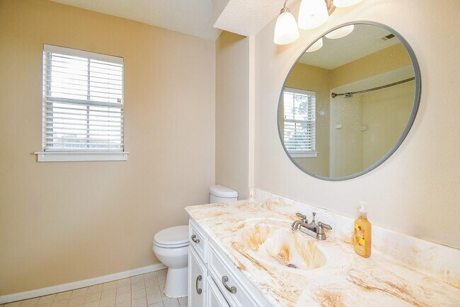 Building Photo - 910 Shillington Dr