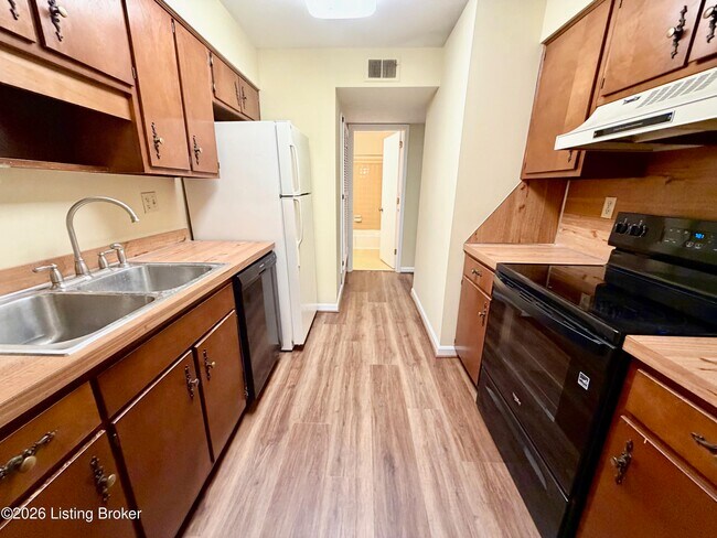 Building Photo - 2214 Sherwood Ave