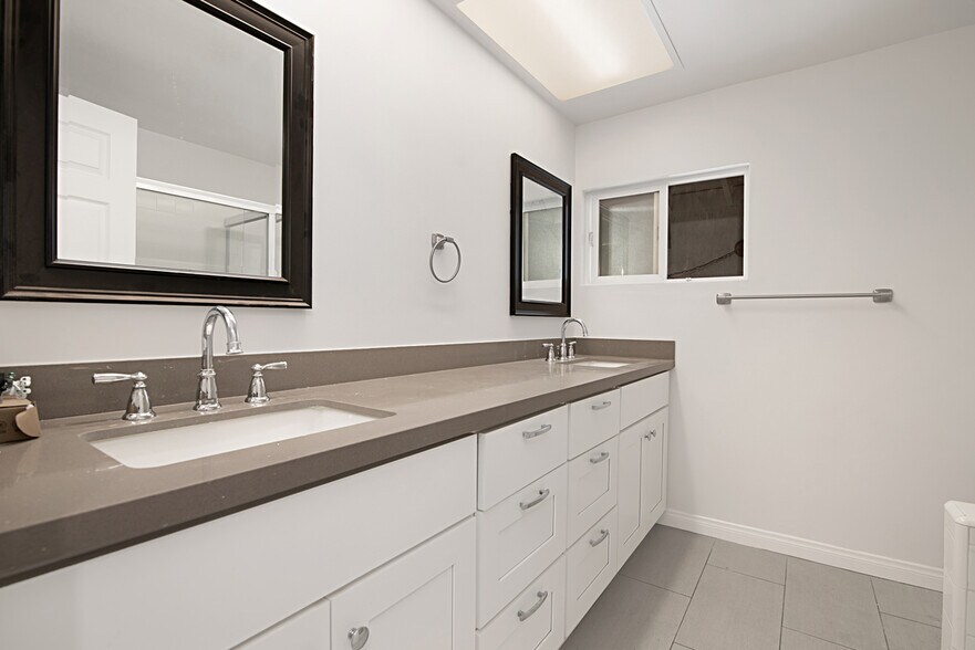 Common bathroom - 292 Chapalita Dr