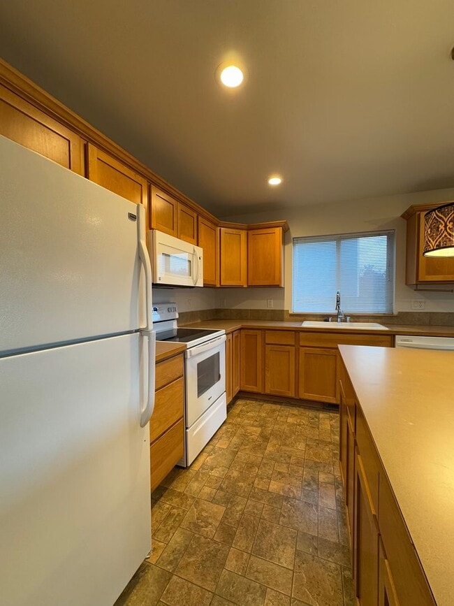 Building Photo - Beautiful Rental with Oversized Yard & Open Layout