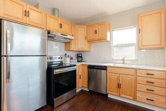 Building Photo - Bright 2 bedroom 1 bathroom Queen Anne Apartment with skyline views