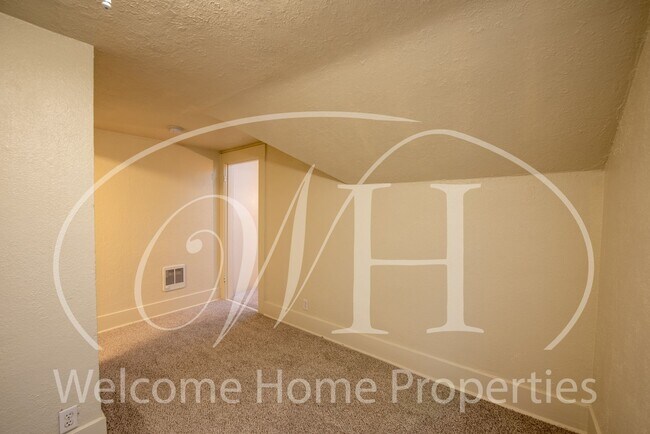 Building Photo - Cozy 3 Bedroom Home With Newer Flooring & ...