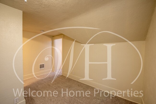 Building Photo - Cozy 3 Bedroom Home With Newer Flooring & Paint