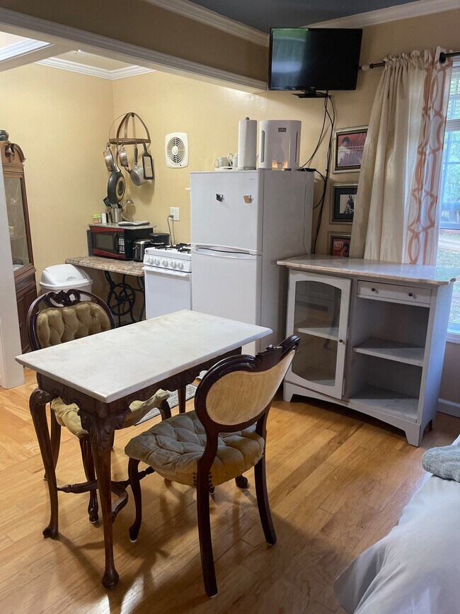 Building Photo - 198 Schools Dr