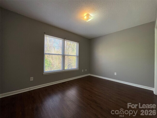 Building Photo - 1520 N Main Ave