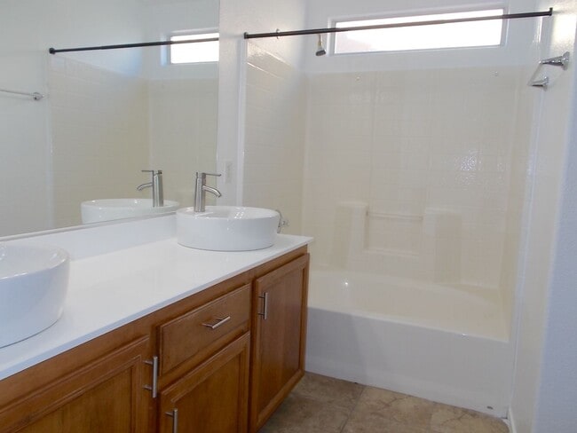 Building Photo - Come live the Las Vegas dream!