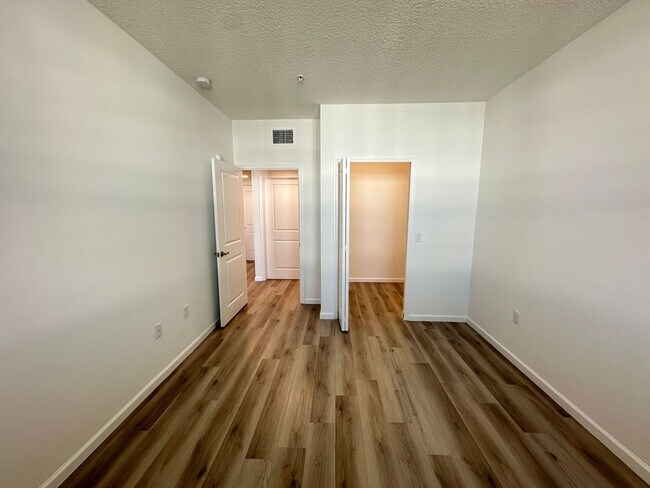Building Photo - Spacious 2-Bedroom + Den Apartment in Prim...