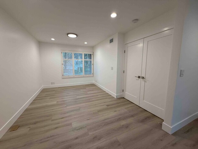 Building Photo - Gorgeous Remodeled 2 Bed in Campus Commons