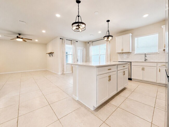 Building Photo - Welcome home to refined family living in this 3Bedrooms / 2.5Baths residence in Tohoqua!