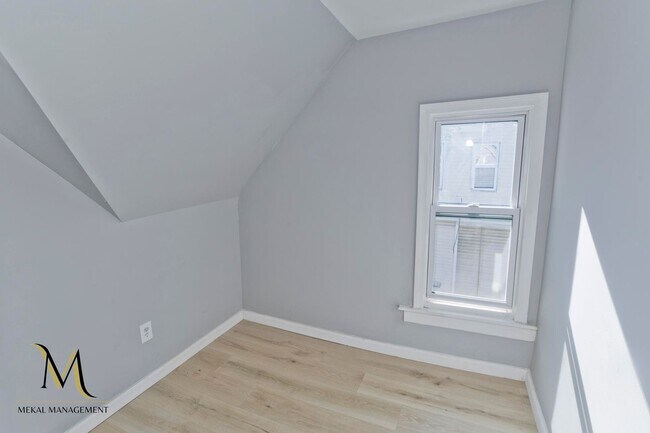 Building Photo - Single Family Home just minutes away from E. Longmeadow!