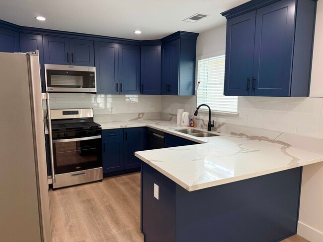 Building Photo - 678 E 45th St