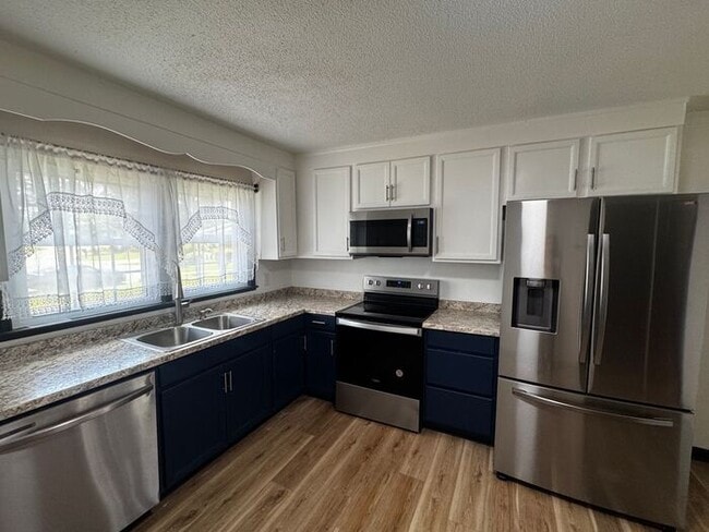 Building Photo - Updated 4 Bedroom Ranch in Established Nei...
