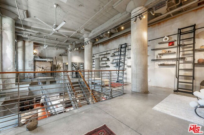 Building Photo - 330 W 11th St