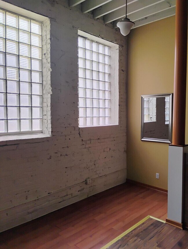 Building Photo - 1 BEDROOM 1.5 BATH IN DOWNTOWN CHAMPAIGN