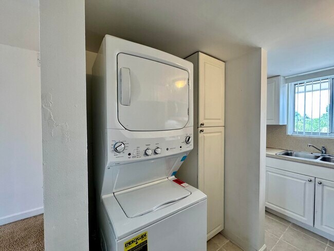 Building Photo - 1501 Crescent Cir