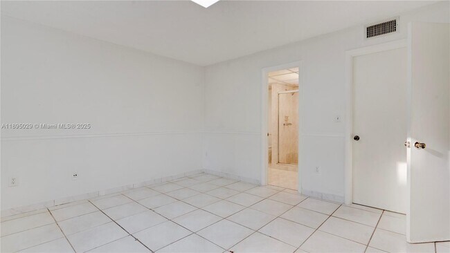 Building Photo - 10000 NW 80th Ct